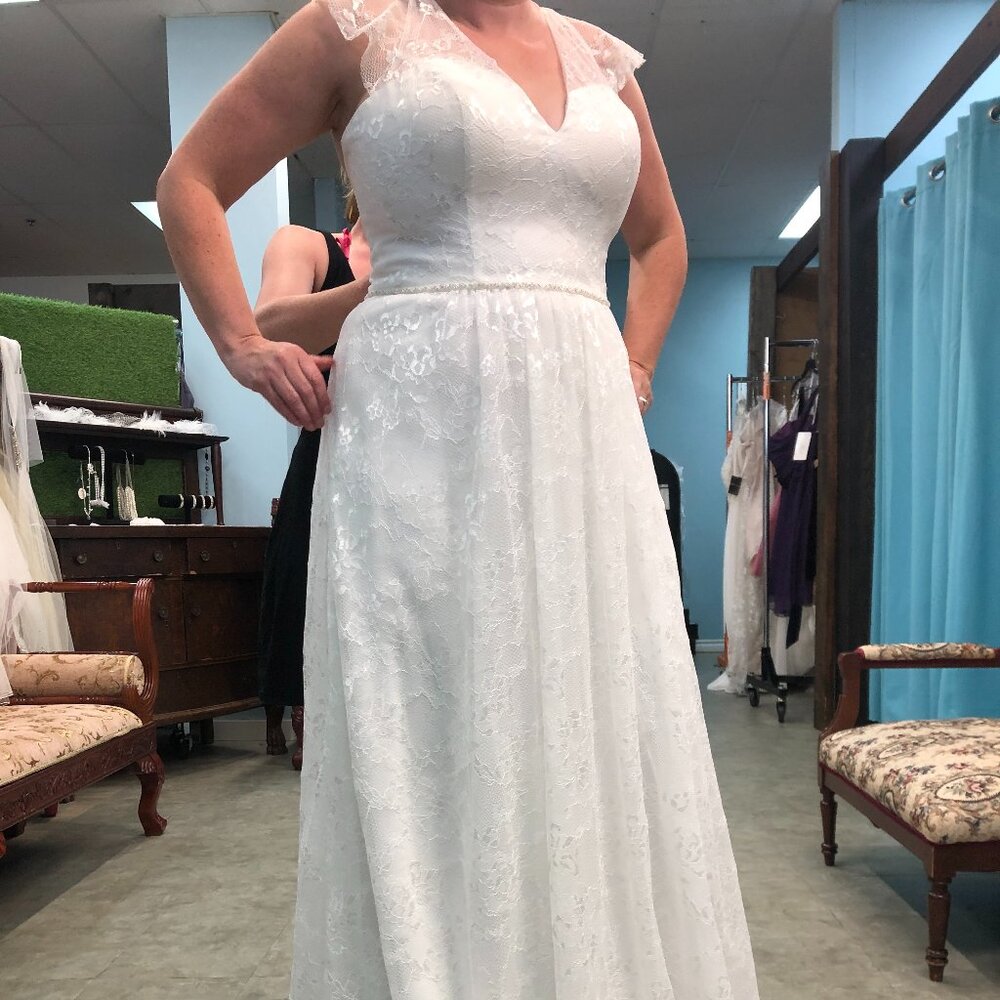 BOHO Vintage Sample Lace Aline Wedding Dress, V-Neck POCKETS Ruffle Cap Sleeves
